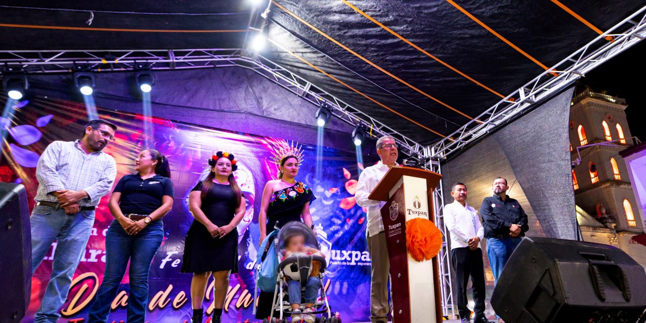 Inició en Tuxpan la celebración del Día de Muertos con un multitudinario desfile y un festival cultural