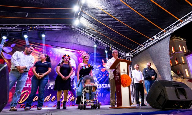 Inició en Tuxpan la celebración del Día de Muertos con un multitudinario desfile y un festival cultural