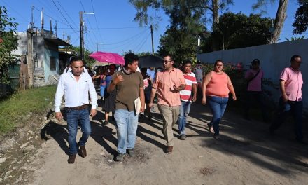 El alcalde Dr. Jesús Fomperoza Torres y directores del Ayuntamiento, participaron en una mesa de atención ciudadana, en la colonia Emiliano Zapata