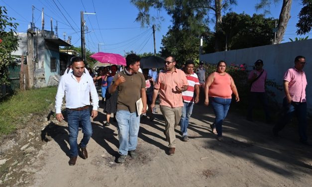 El alcalde Dr. Jesús Fomperoza Torres y directores del Ayuntamiento, participaron en una mesa de atención ciudadana, en la colonia Emiliano Zapata