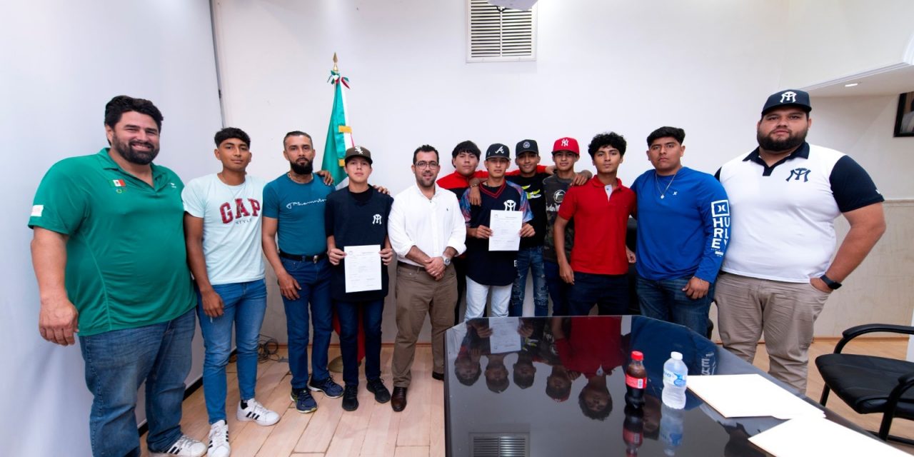 Alcalde de Tuxpan felicitó a dos jóvenes beisbolistas que firmaron con el equipo Sultanes de Monterrey, de la Liga Mexicana de Beisbol y Liga Mexicana del Pacífico