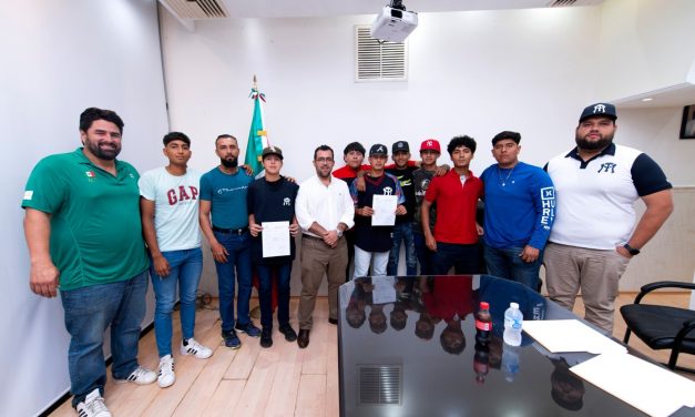 Alcalde de Tuxpan felicitó a dos jóvenes beisbolistas que firmaron con el equipo Sultanes de Monterrey, de la Liga Mexicana de Beisbol y Liga Mexicana del Pacífico