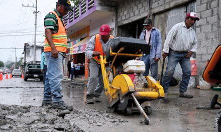 ¡En marcha la rehabilitación de calles en Tuxpan! En la avenida Insurgentes se realiza un bacheo profundo y cambio de rejillas de alcantarillado