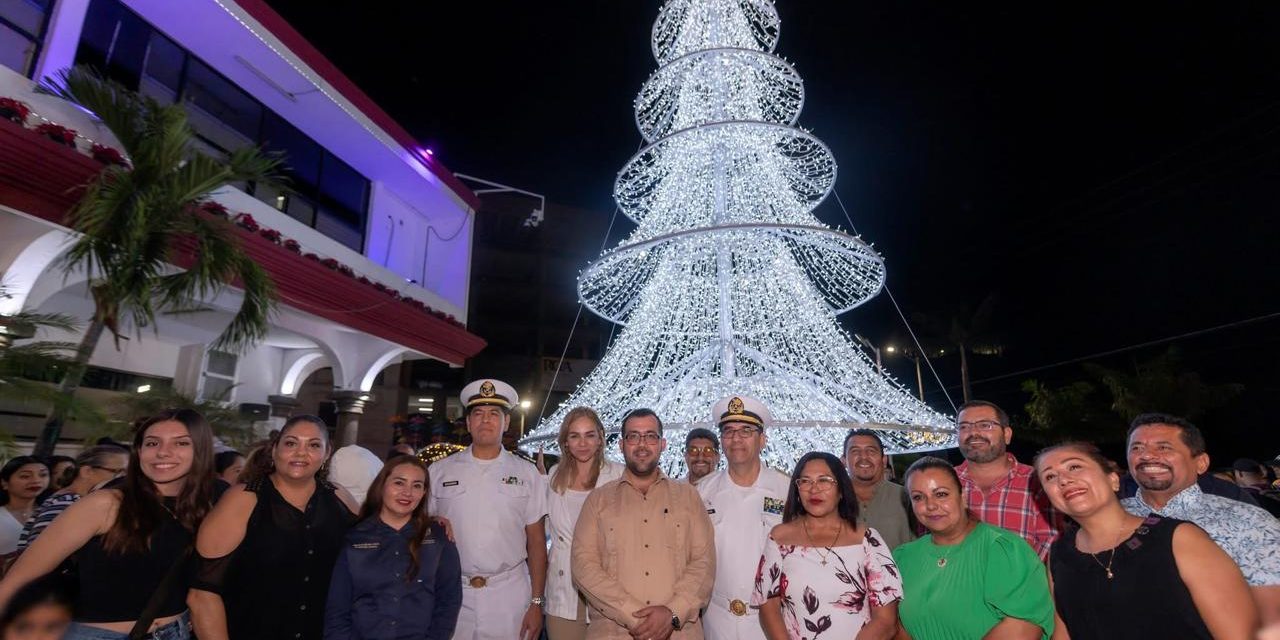 Se inauguró en Tuxpan la pista de hielo ante el júbilo de niñas, niños, adolescentes y jóvenes. También se realizó el encendido del árbol navideño