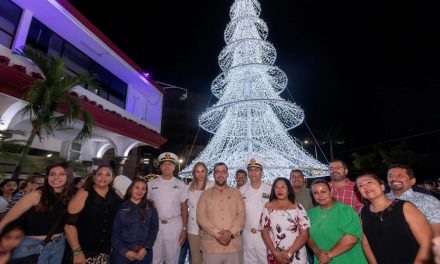 Se inauguró en Tuxpan la pista de hielo ante el júbilo de niñas, niños, adolescentes y jóvenes. También se realizó el encendido del árbol navideño