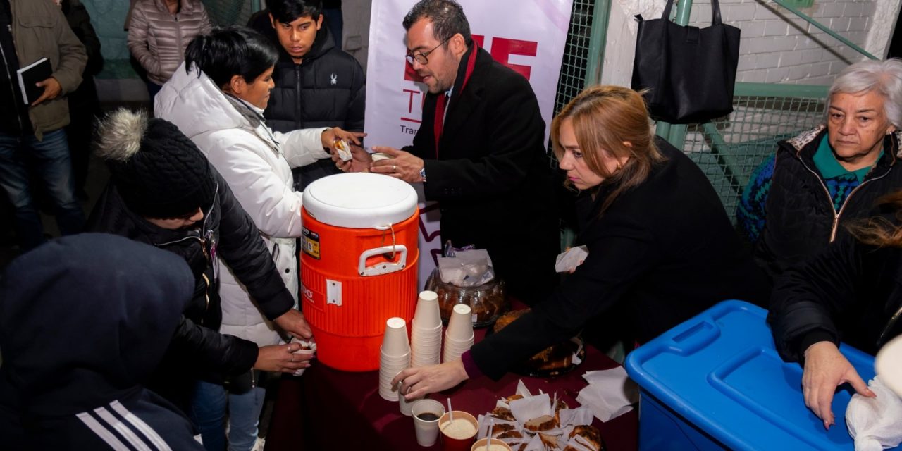Gobierno de Tuxpan y DIF Municipal entregan apoyos invernales a familias que pernoctan afuera del Hospital “Dr. Emilio Alcázar” y de la clínica del IMSS