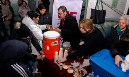 Gobierno de Tuxpan y DIF Municipal entregan apoyos invernales a familias que pernoctan afuera del Hospital “Dr. Emilio Alcázar” y de la clínica del IMSS
