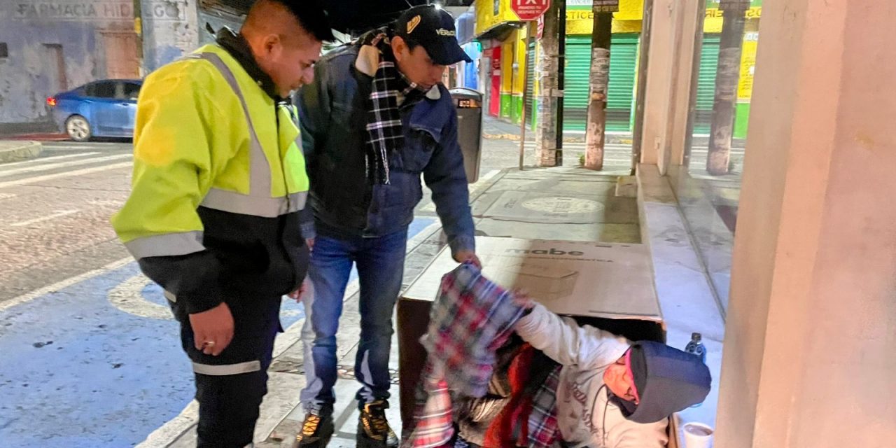 Esta noche personal de Protección Civil y DIF Tuxpan recorren las calles brindando apoyos a la población vulnerable