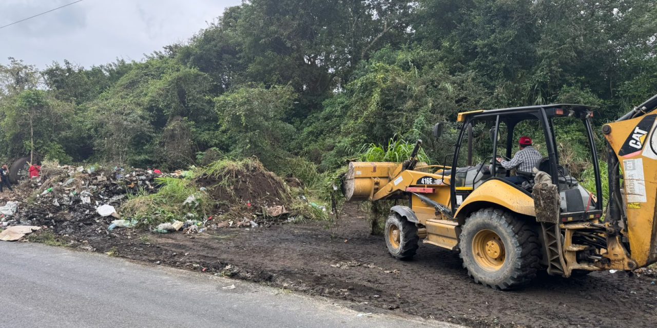 Gobierno de Tuxpan limpia basurero clandestino ubicado en la orilla de la carretera Tuxpan-Tamiahua