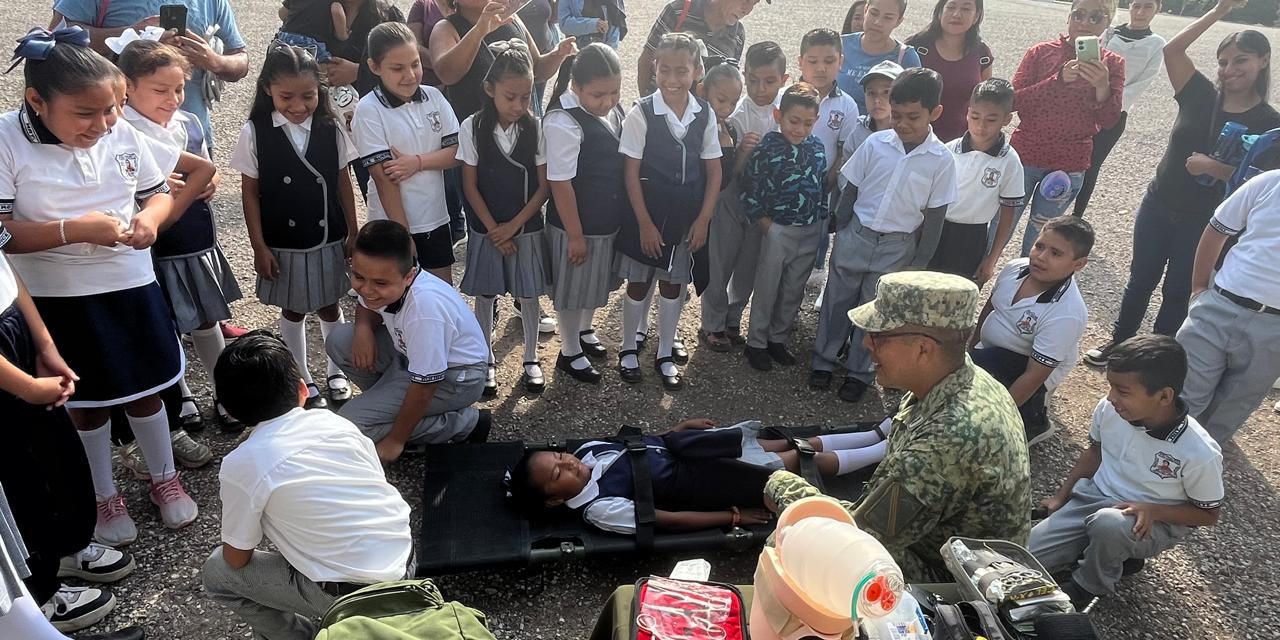 ¡Día de Puertas Abiertas en el 51/o. Batallón de Infantería! Los niños de Cd. Cuauhtémoc comparten con los soldados del Ejército Mexicano.