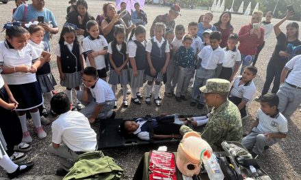 ¡Día de Puertas Abiertas en el 51/o. Batallón de Infantería! Los niños de Cd. Cuauhtémoc comparten con los soldados del Ejército Mexicano.
