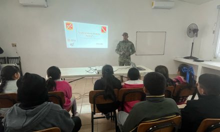 El 51 Batallón de Infantería fomenta el amor a la patria en niños de secundaria en Pueblo Viejo, Veracruz.