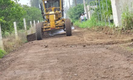 Se rehabilitan calles y accesos de las comunidades Monte Grande y Juana Moza, por parte del Ayuntamiento de Tuxpan