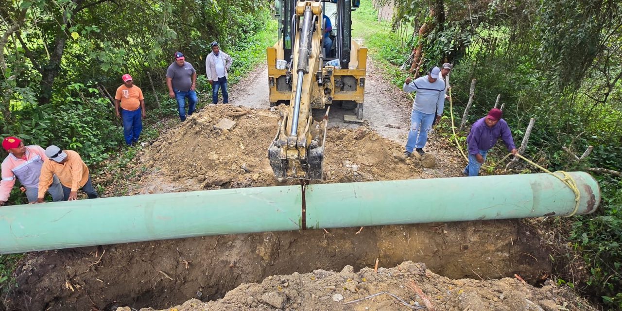 Obras Públicas del Ayuntamiento de Tuxpan repara socavón en el camino al panteón de la comunidad Tierra Blanca