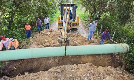 Obras Públicas del Ayuntamiento de Tuxpan repara socavón en el camino al panteón de la comunidad Tierra Blanca