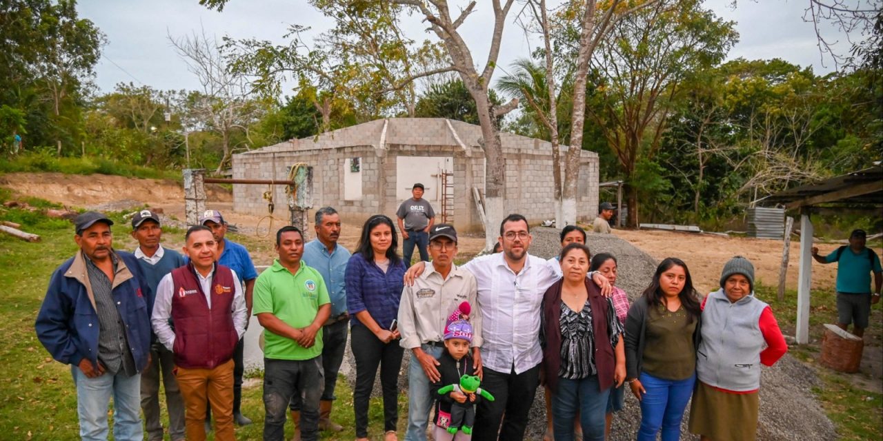 Gobierno de Tuxpan entrega apoyos a 2 comunidades de la ruta Los Kilómetros y en la localidad Juan Zumaya