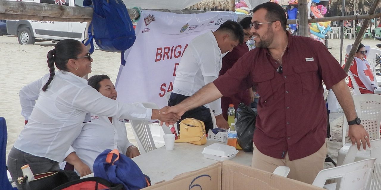 El alcalde Dr. Jesús Fomperoza y la presidenta del DIF Tuxpan, Melba López Gutiérrez supervisan los puestos de auxilio al turismo en playas