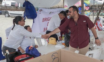 El alcalde Dr. Jesús Fomperoza y la presidenta del DIF Tuxpan, Melba López Gutiérrez supervisan los puestos de auxilio al turismo en playas