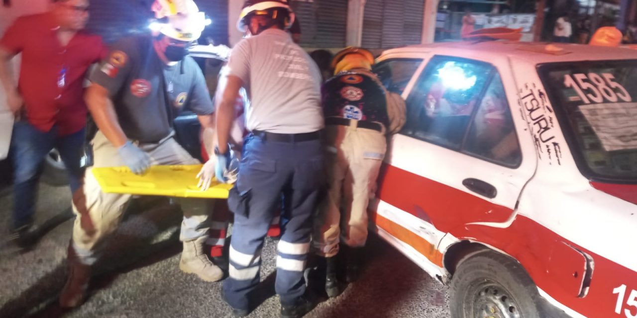Choca Taxista con Conductor menor de edad