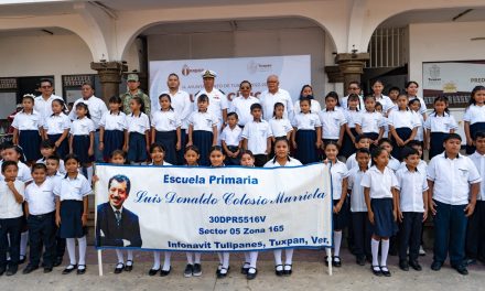 Primaria Luis Donaldo Colosio participa en Lunes Cívico, en la explanada municipal