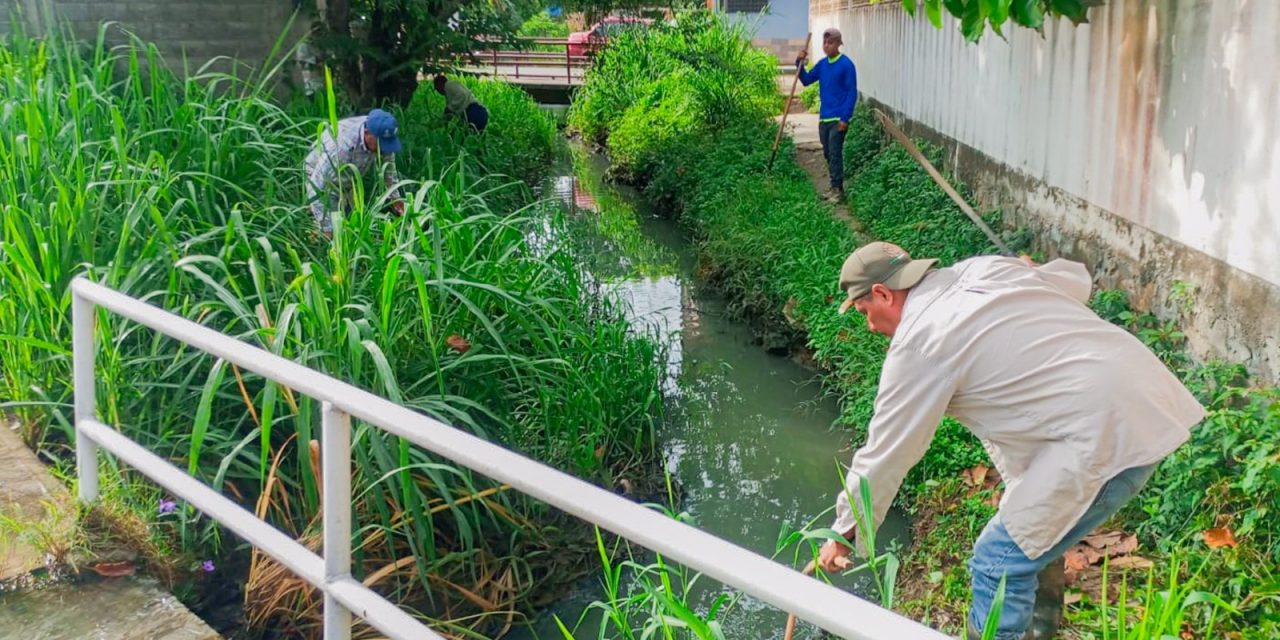 Se realiza la limpieza y desazolve de la zanja que cruza la calle Pavón, para reducir riesgos de inundación