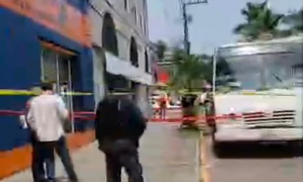 Fallece mujer dentro de transporte público.