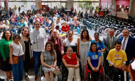 Atestigua Tanya Viveros la entrega de sillas de ruedas a personas con discapacidad