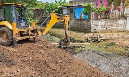 Se intensifica la limpieza de canales y zanjas en varias colonias de la ciudad para reducir el riesgo de inundaciones