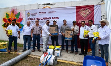 Productores de Tuxpan fueron beneficiados con la “Feria Pecuaria 2025”; recibieron gratuitamente equipamiento, insumos y módulos avícolas