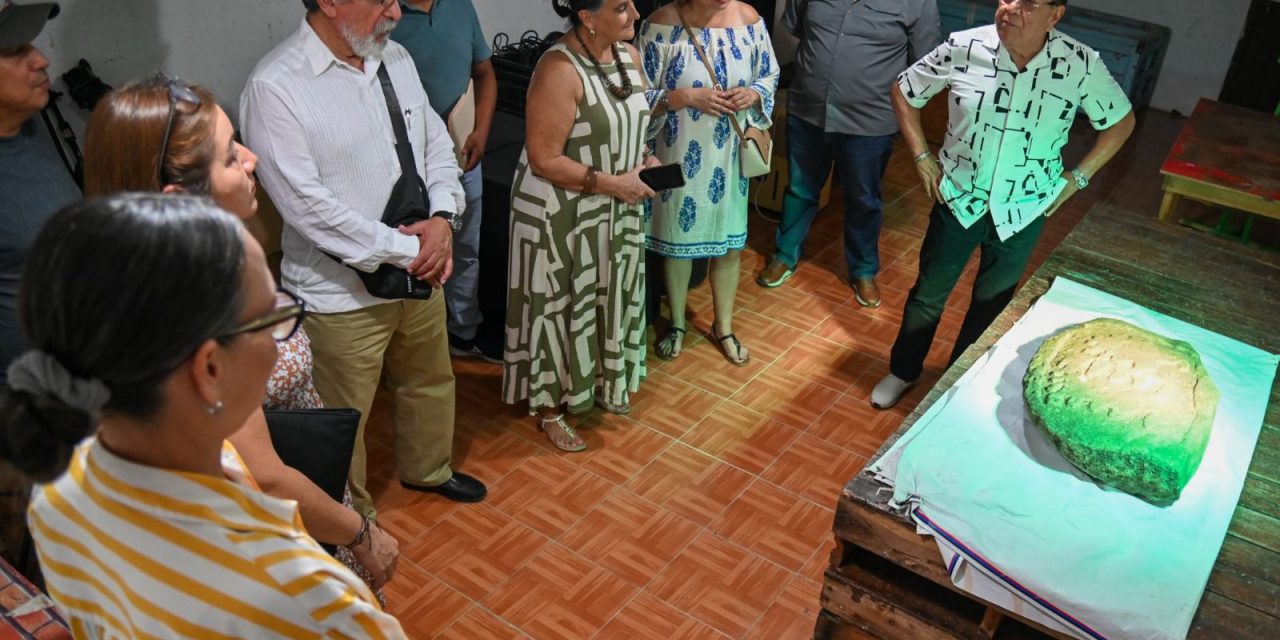 Familia entrega en donación, al Ayuntamiento de Tuxpan, una pieza de rasgos arqueológicos denominada “Glifo”