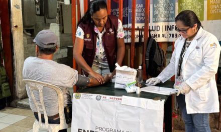 Personal de salud realiza detención de niveles de azúcar y de hipertencion