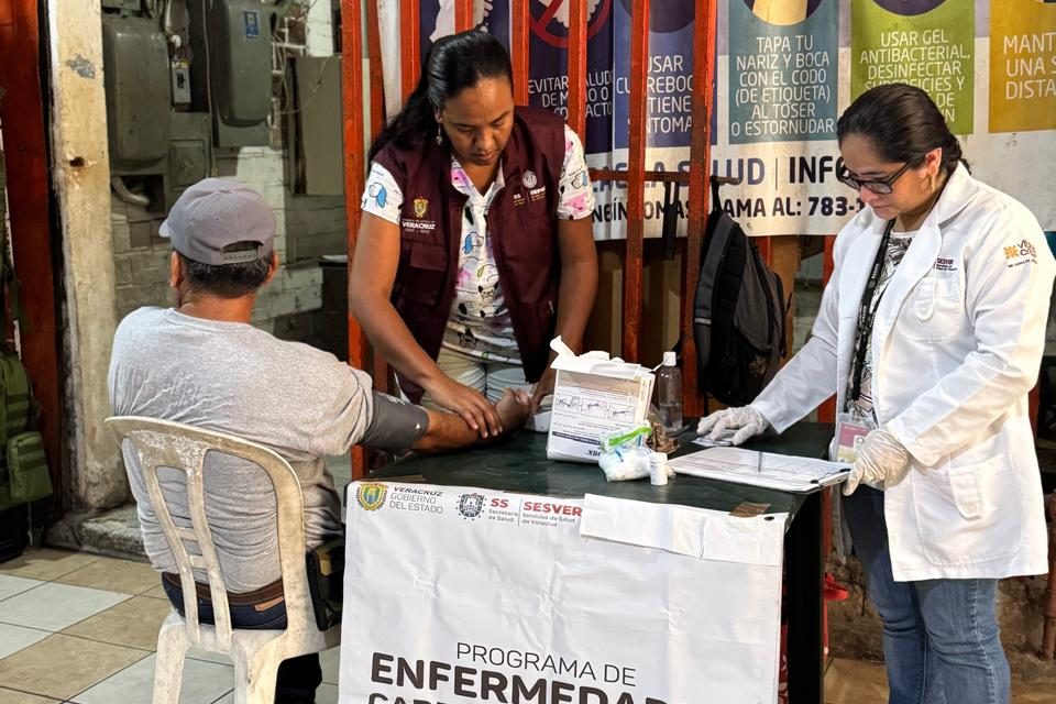 Personal de salud realiza detención de niveles de azúcar y de hipertencion