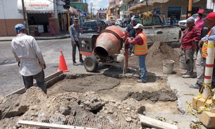 Obras Públicas realizó trabajos de bacheo en la avenida Juárez, en las calles Fausto Vega y Garizurieta, esquina 2 de Abril