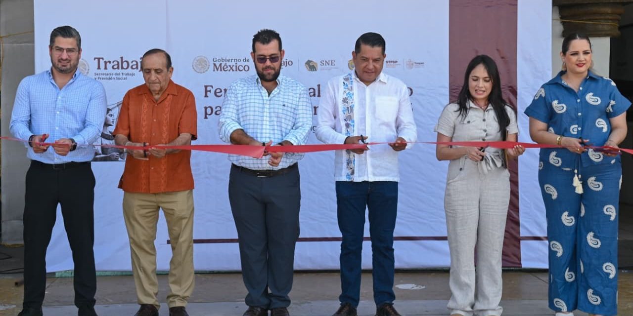33 empresas ofertaron oportunidades de empleo a jóvenes de Tuxpan y la región, como parte de la Feria Nacional del Empleo para las Juventudes 2025