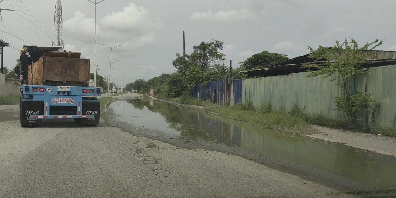 Solicitan apoyo para reparar parte de la Avenida Adolfo López Mateo
