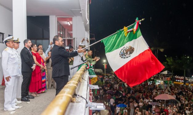 El alcalde Dr. Jesús Fomperoza Torres encabezó la Ceremonia del Grito de la Independencia