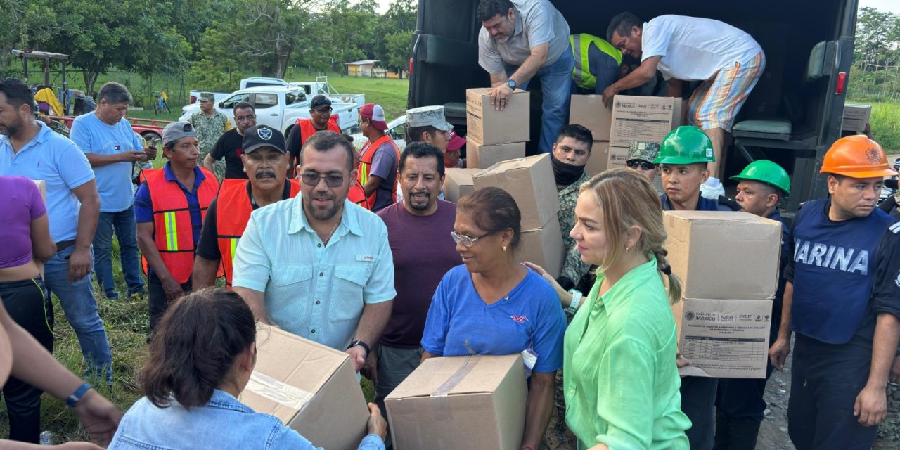 Familias damnificadas de Juana Moza recibieron paquetes alimenticios del Ayuntamiento y DIF Tuxpan.