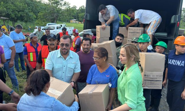 Familias damnificadas de Juana Moza recibieron paquetes alimenticios del Ayuntamiento y DIF Tuxpan.