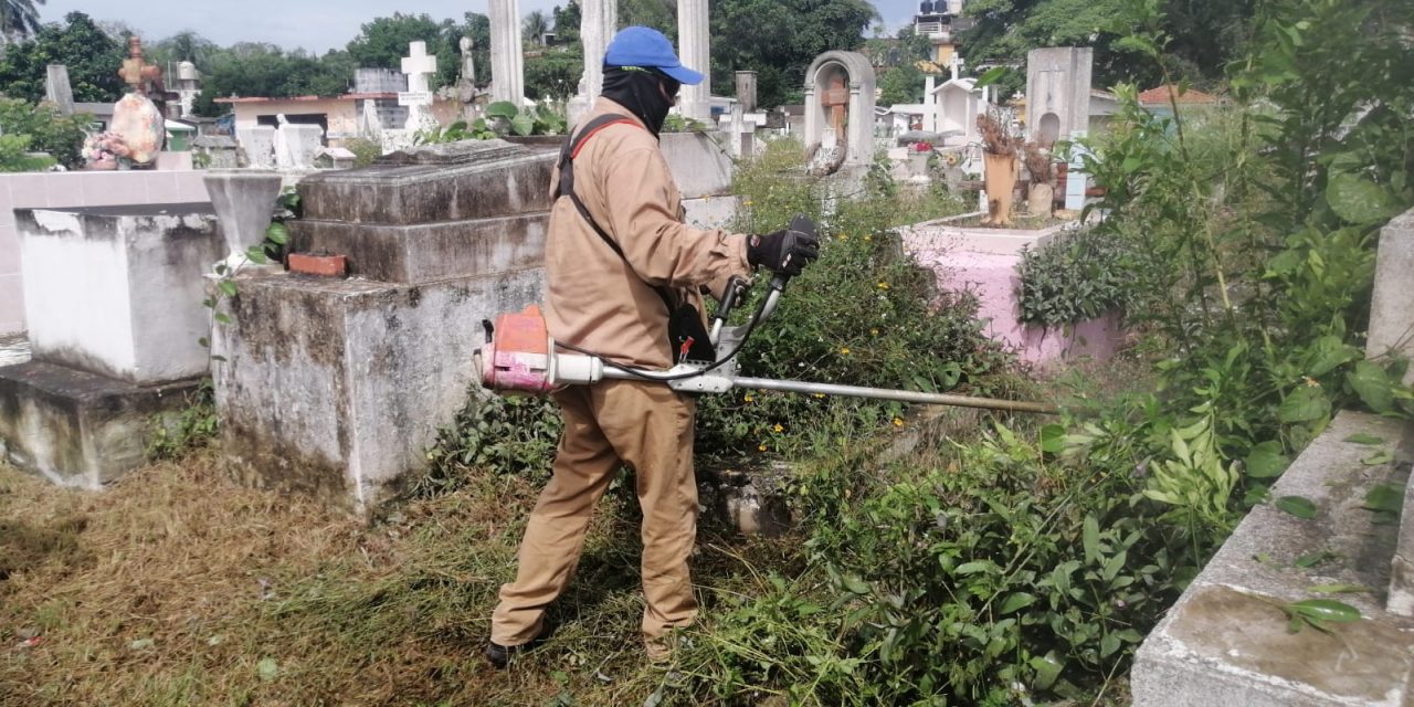 Se realizan trabajos de limpieza en los panteones