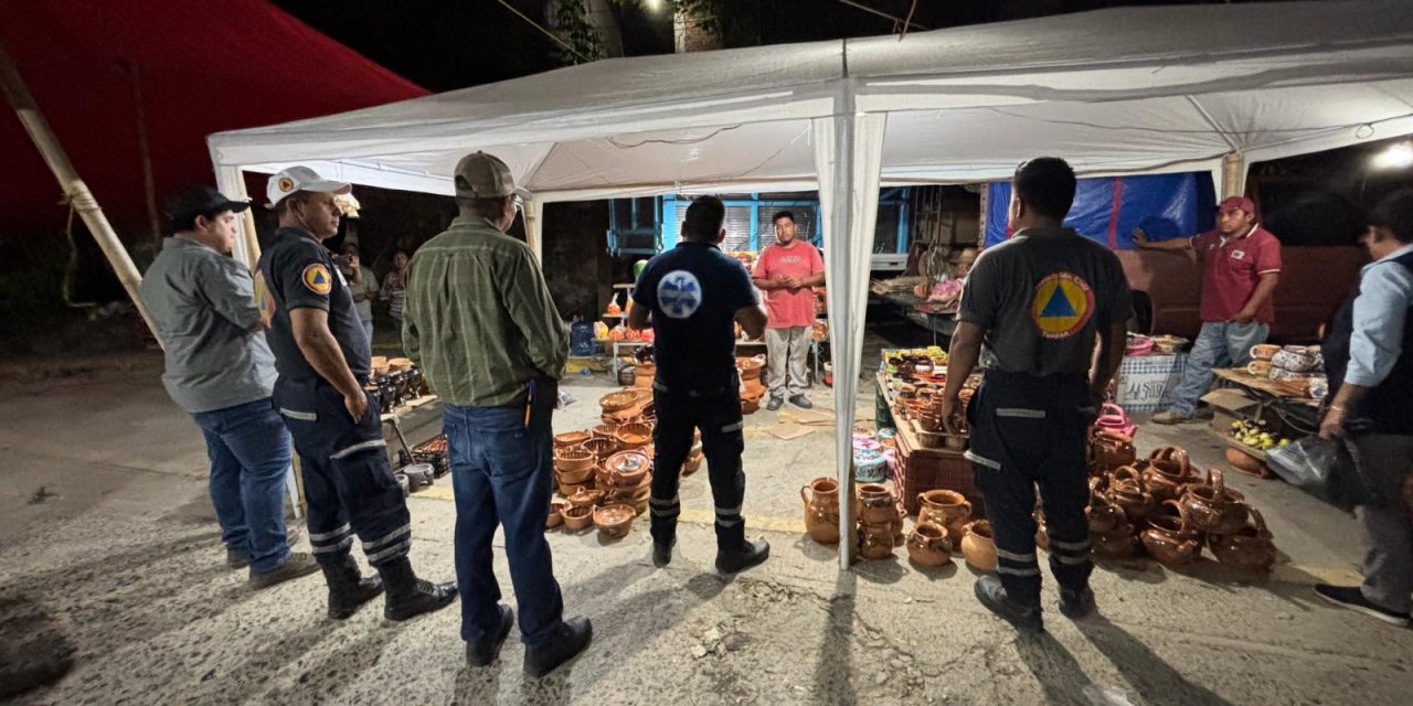 Protección Civil pidió a comerciantes de la Plaza de Todos Santos que eviten colocar sus carpas, por el “Norte” intenso, la mañana de este miércoles.