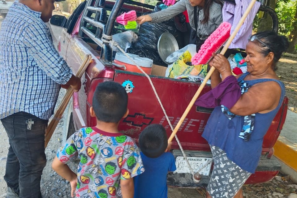 Agrupación Ciudadana Voladores y Artesanos Cachikin, llevan ayuda