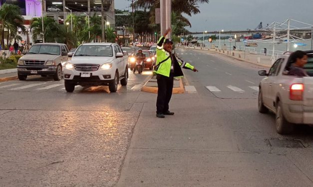 Tránsito Municipal brinda apoyo vial en Plaza de Todos Santos