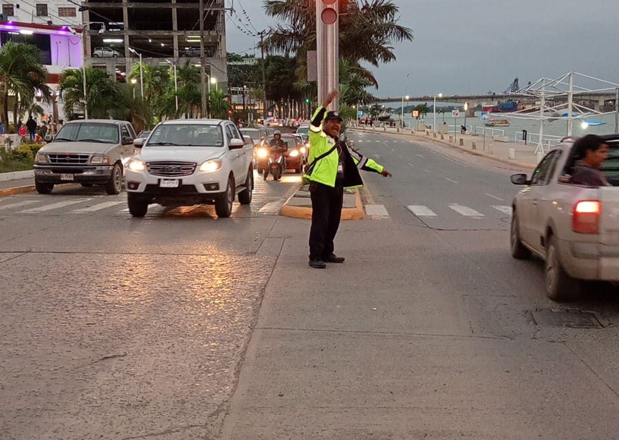 Tránsito Municipal brinda apoyo vial en Plaza de Todos Santos