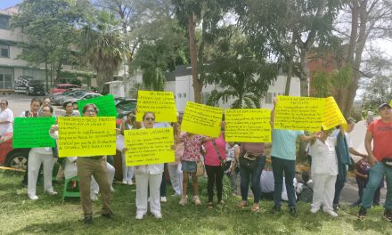 Se manifiestan Trabajadores de la Secretaria de Salud en el Estado