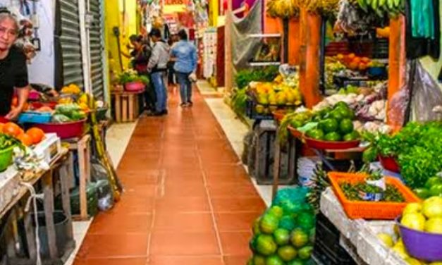 Reportan los locatarios afectados en su mercancía  por la lluvia del día jueves.
