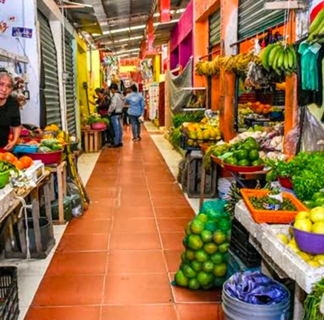 Reportan los locatarios afectados en su mercancía  por la lluvia del día jueves.
