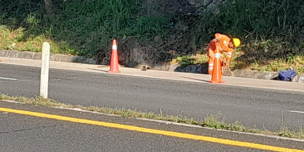 Realizan limpieza de cunetas