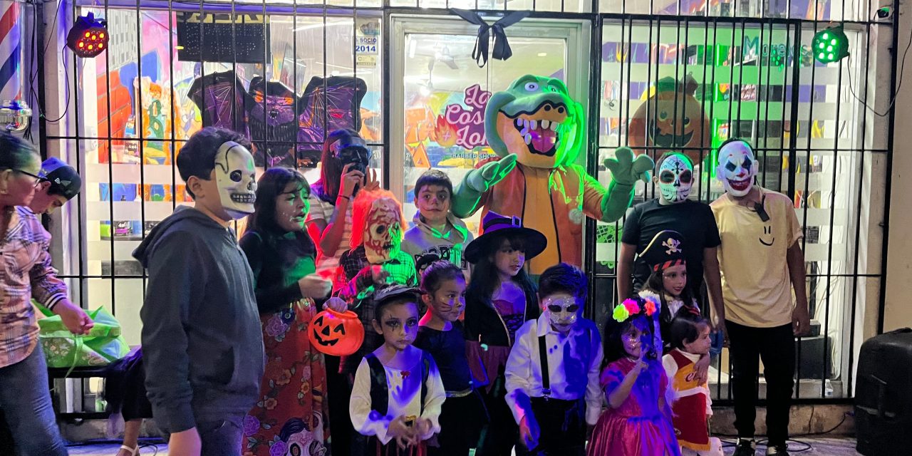 La Barbería La Costa Más Loca regala dulces a los niños