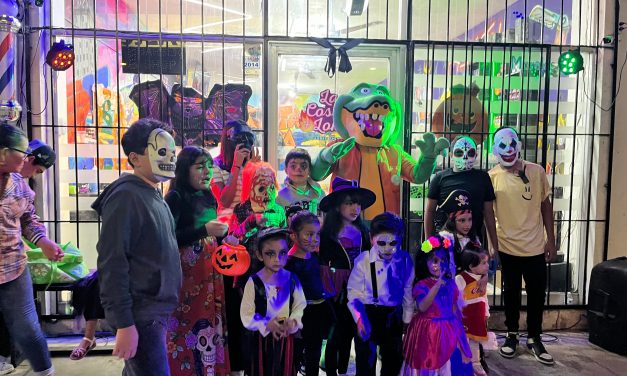 La Barbería La Costa Más Loca regala dulces a los niños