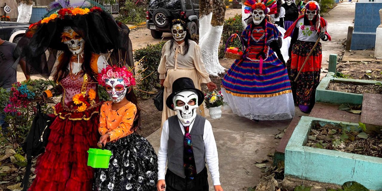 Con el programa cultural “Ruta de las Almas”, en el Panteón Jardín, el Ayuntamiento de Tuxpan celebró el Día de Muertos